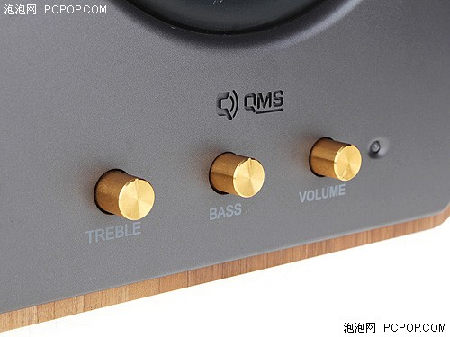 三个调节旋钮,从左至右依次:高音,低音,音量